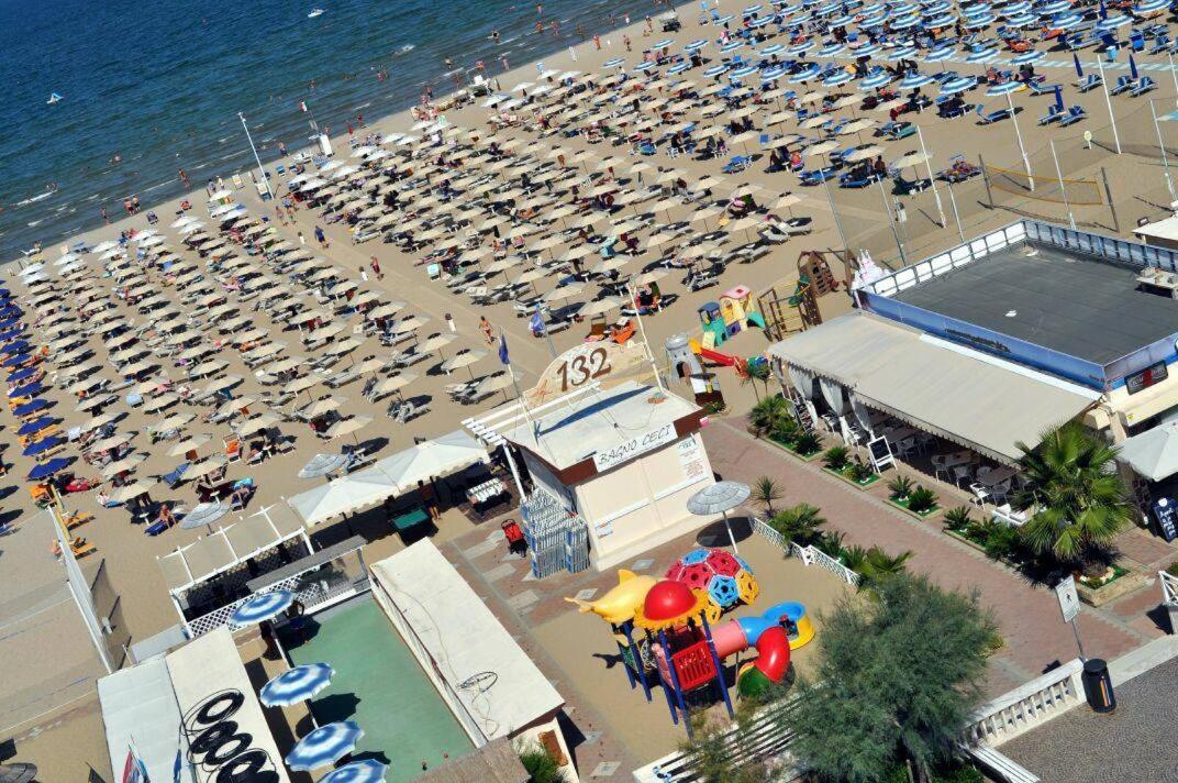 Hotel Mediterraneo リミニ エクステリア 写真