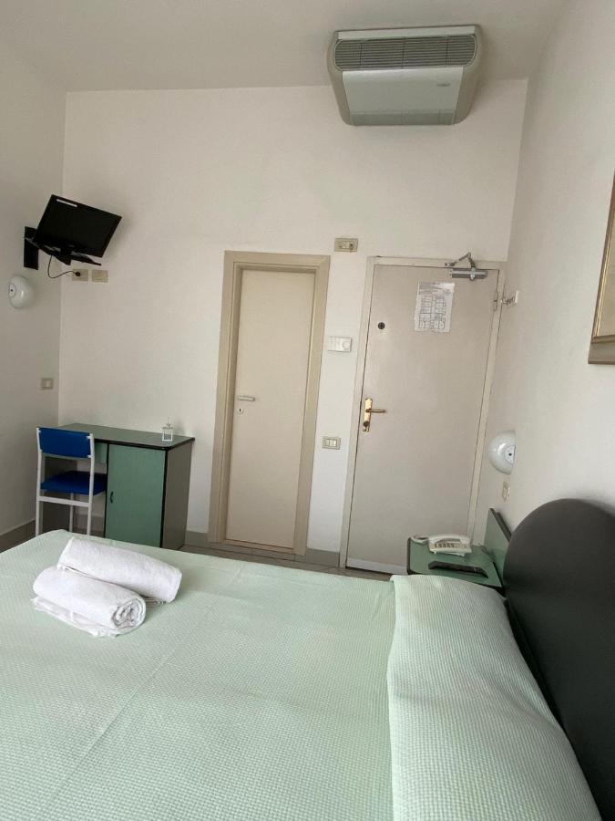 Hotel Mediterraneo リミニ エクステリア 写真
