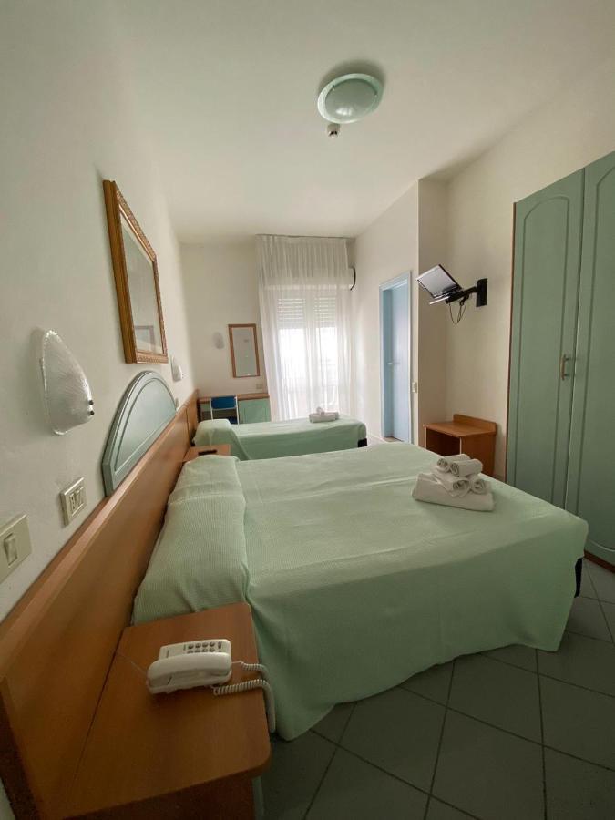 Hotel Mediterraneo リミニ エクステリア 写真